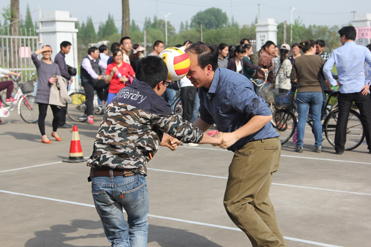 华体会hth·（体育）（中国）官方网站员工积极参加院趣味运动会